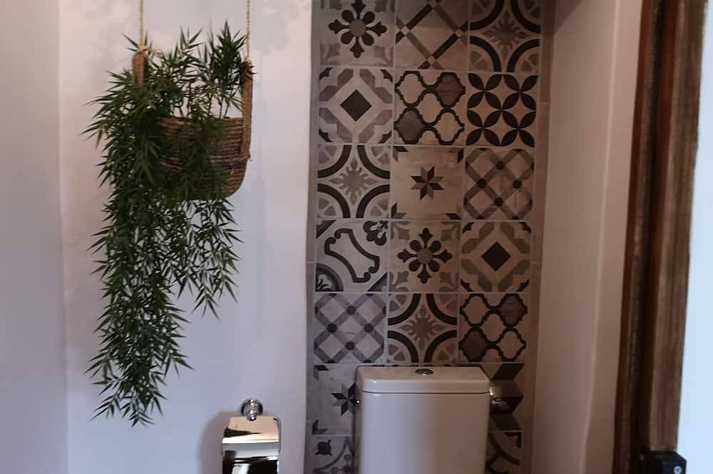 Under the wisteria of Costebelle on a wooded plot of 7500m2 private swimming pool in Cheval-Blanc, Parc naturel régional du Luberon