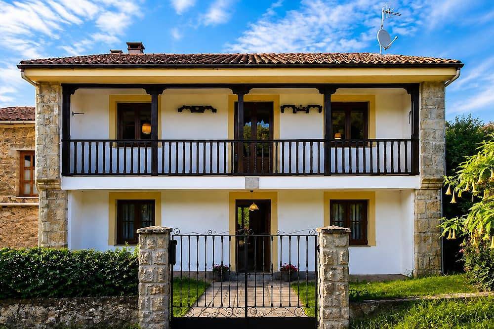 El Joyu Erías | House with a fenced-in garden in Llanes in Puertas de Vidiago, Llanes