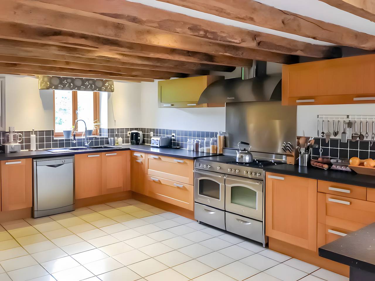 Casa Vacacional 'La Grande Maison De Janaillat' con Terraza, Jardín Privados y Wi-Fi in Janaillat, Región de Guéret