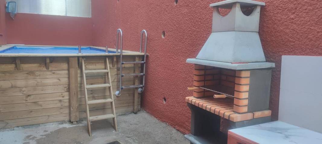 Gîte pour 4 personnes, avec terrasse et piscine à La Jonquera - 2