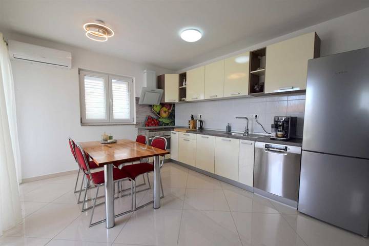 Ganze Wohnung, Ferienwohnung Gem mit Balkon in Malinska-Dubašnica, Krk
