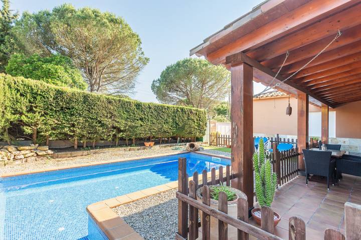 Villa 'Sol' con vistas a la montaña, Wi-Fi y aire acondicionado in Llagostera, Costa Brava