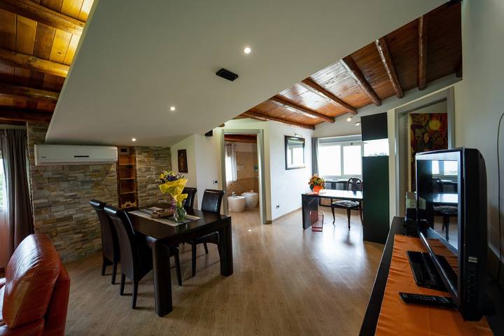 Ferienwohnung für 2 Personen, mit Balkon/Terrasse und Whirlpool sowie Garten und Ausblick