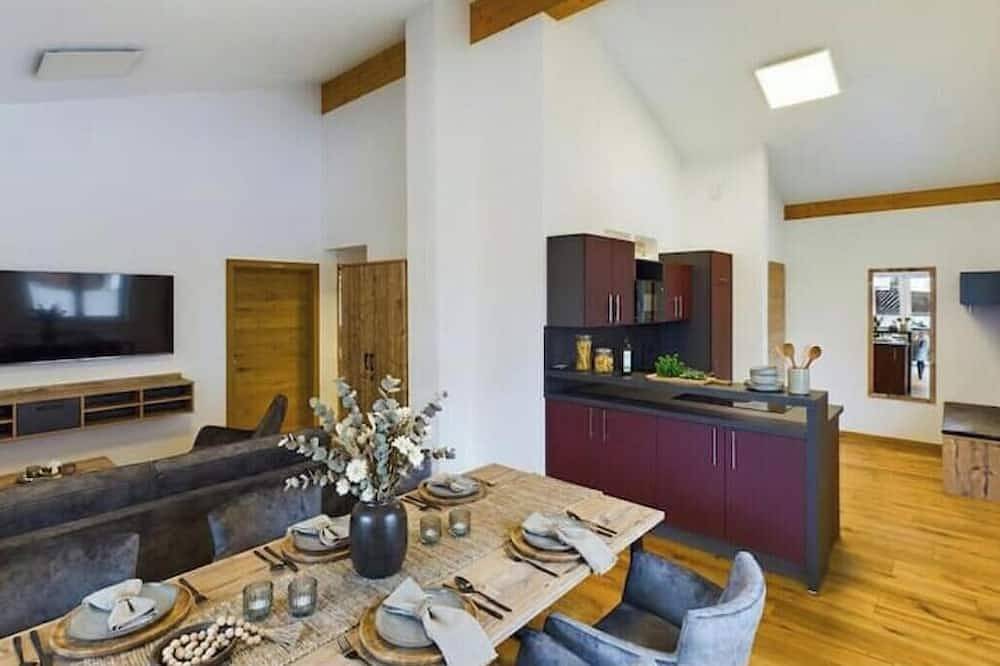 Ganze Wohnung, Alpenglühen Lodge Lechtal – Stilvolle Ferienwohnung mit Bergblick in Lechtaler Alpen, Bach