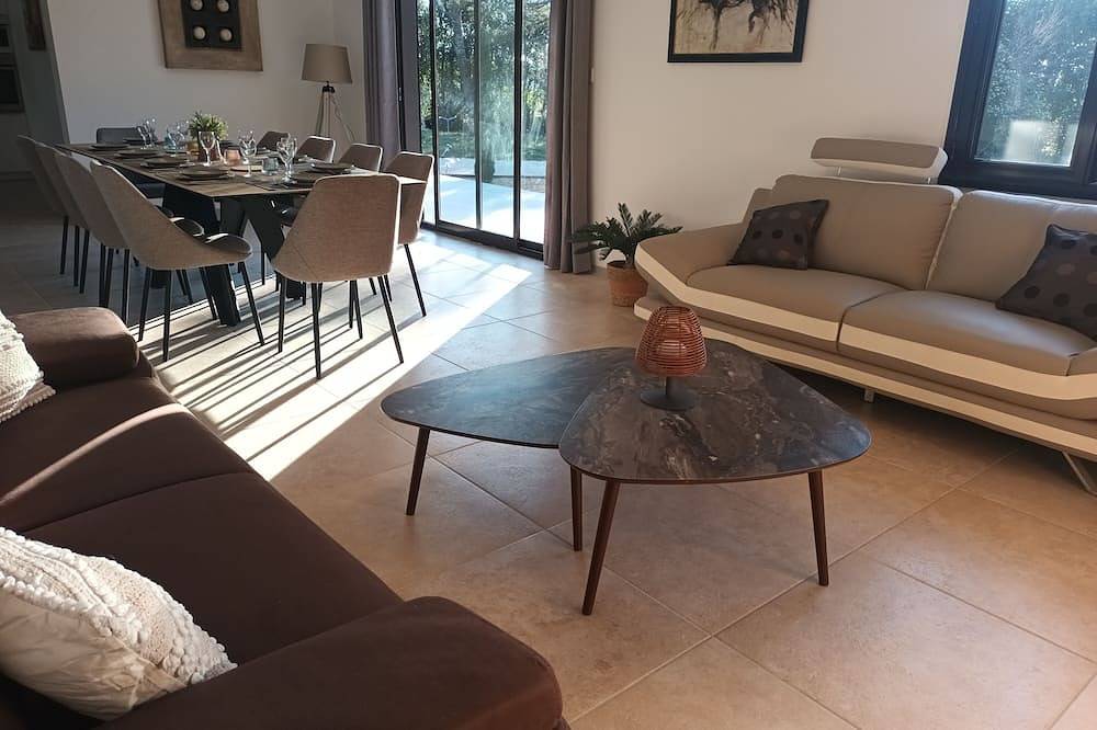 Villa 12 pers, air-conditioned, 4x10 pool, poolhouse, in the countryside but not isolated. in Orange, Vaucluse