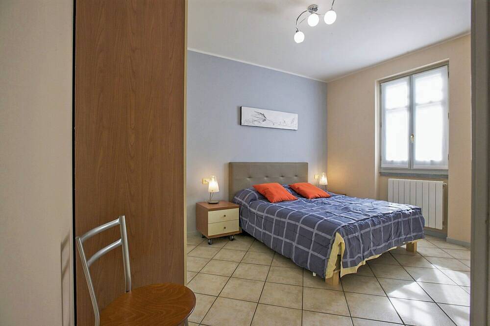 Entire apartment, 3-room apartment with small balcony in an Art Nouveau villa with communal pool in Baveno, Comune di Baveno