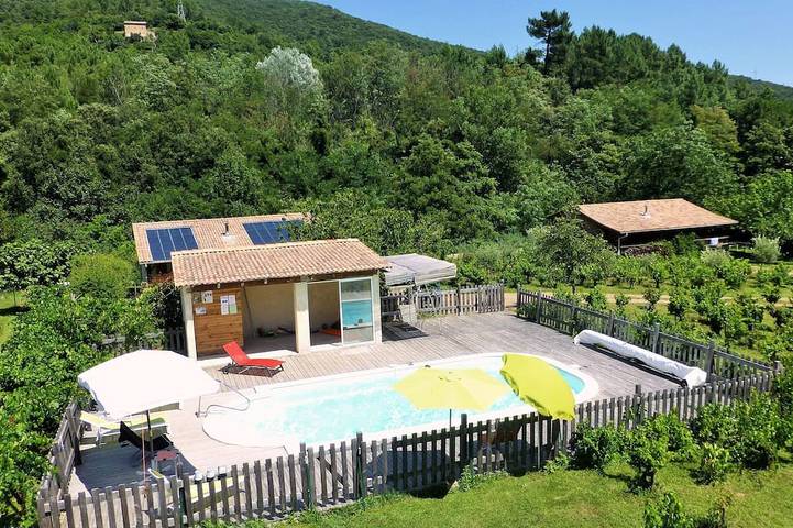Gîte pour 5 personnes, avec Terrasse ainsi que Jardin et Piscine