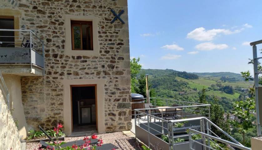 Ferienhaus 'Château Saint-jean' mit Bergblick, privater Terrasse und Wi-Fi in Beaujeu, Beaujolais