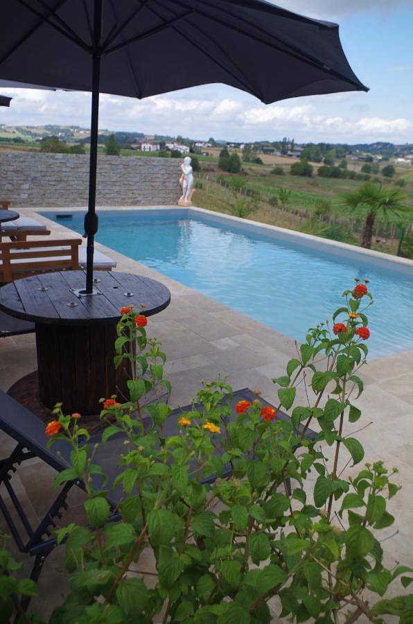 Maison d’hôte pour 2 personnes, avec jacuzzi ainsi que piscine et jardin, adapté aux familles à Masparraute