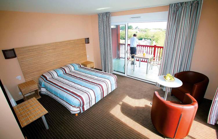 Hôtel pour 3 personnes, avec balcon et piscine