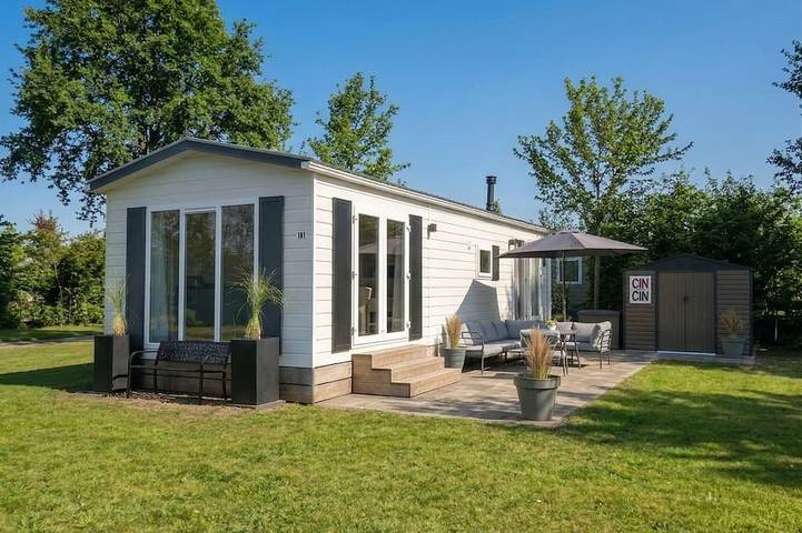 Chalet für 4 Personen, mit Terrasse und Garten sowie Pool - 1
