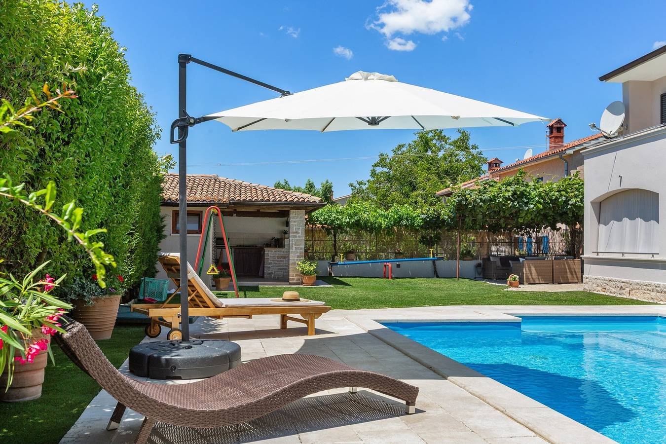 Wunderschönes Haus für einen entspannenden Urlaub mit Privatpool und Kinderspielplatz in Jursici, Svetvinčenat