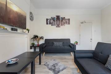Vacation Rental for 10 Guests in Downtown, London, Picture 2