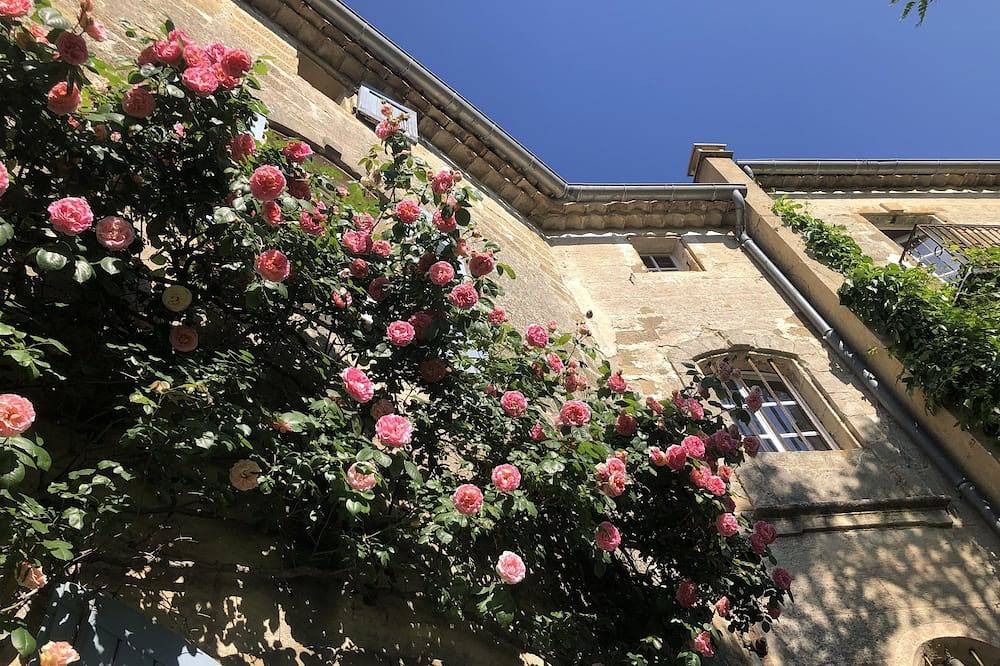 Ganze Wohnung, 3kms from Uzès in 17th century residence, lovely 3-room apartment with poetic garden in Montaren-et-Saint-Médiers, Nimes und Umgebung