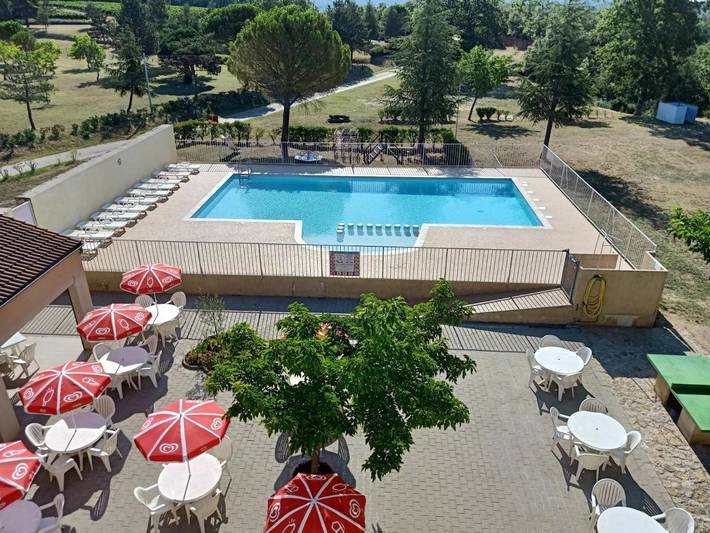 Camping pour 4 personnes, avec Terrasse ainsi que Jardin et Piscine
