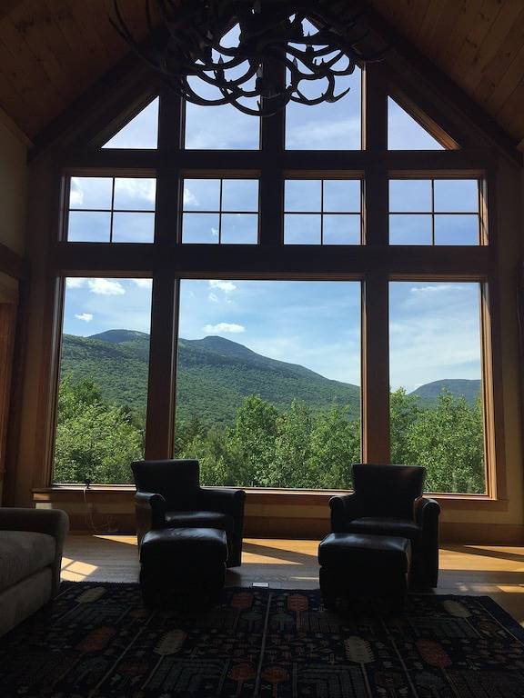 Vacation rental for 12 people, with terrace and hot tub in White Mountain National Forest