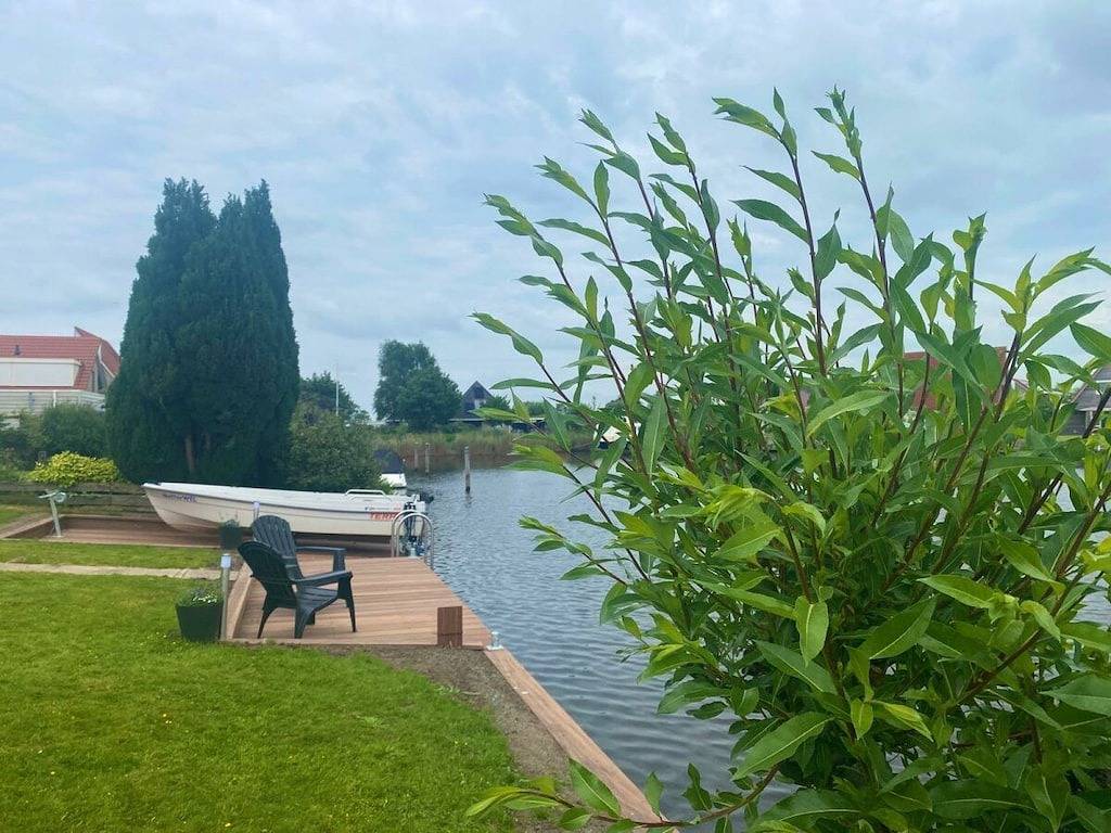 Ferienhaus in Koudum mit Schwimmbecken in Ijsselmeer