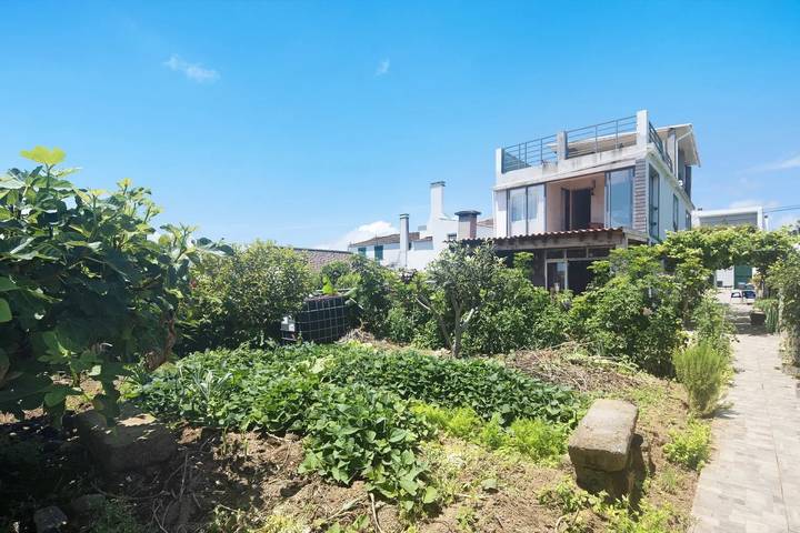 Entire apartment, Room in Santa Cruz, garden-view patio, Wi-Fi in São Miguel Island, Lagoa (Azores)