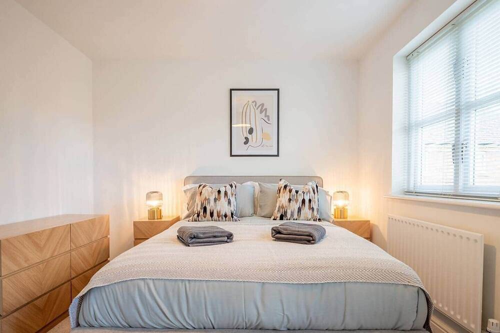 Stylish City Centre Stay | 3-Bed Home + Parking in Worcester, Worcestershire