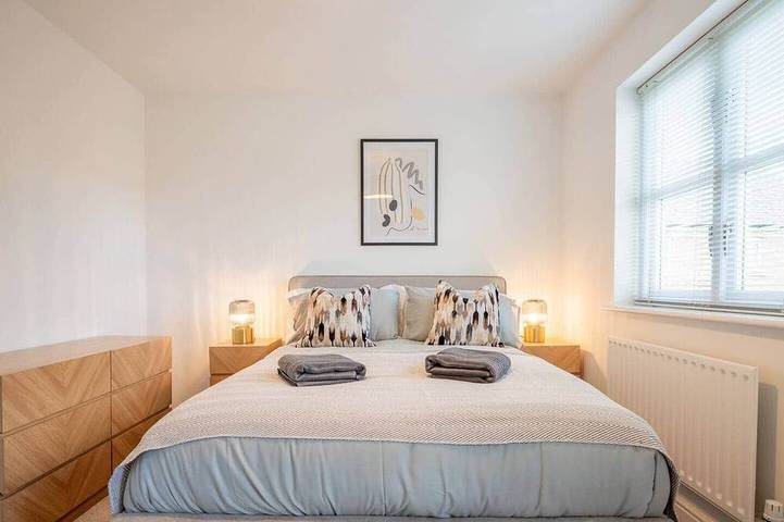 Stylish City Centre Stay | 3-Bed Home + Parking in Worcester, Worcestershire