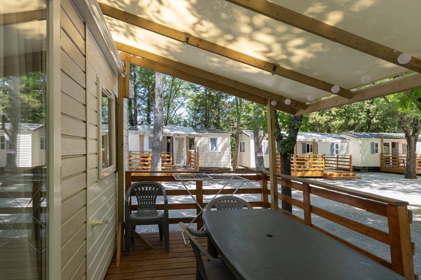 Mobil-home 'Confort C - 1-5 Pers' avec piscine partagée, terrasse privée et jardin commun in Lavilledieu, Ardèche