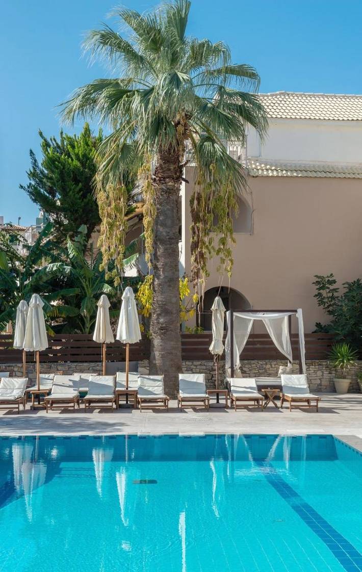 Appart’hôtel pour 2 personnes, avec balcon ainsi que vue et piscine, adapté aux familles