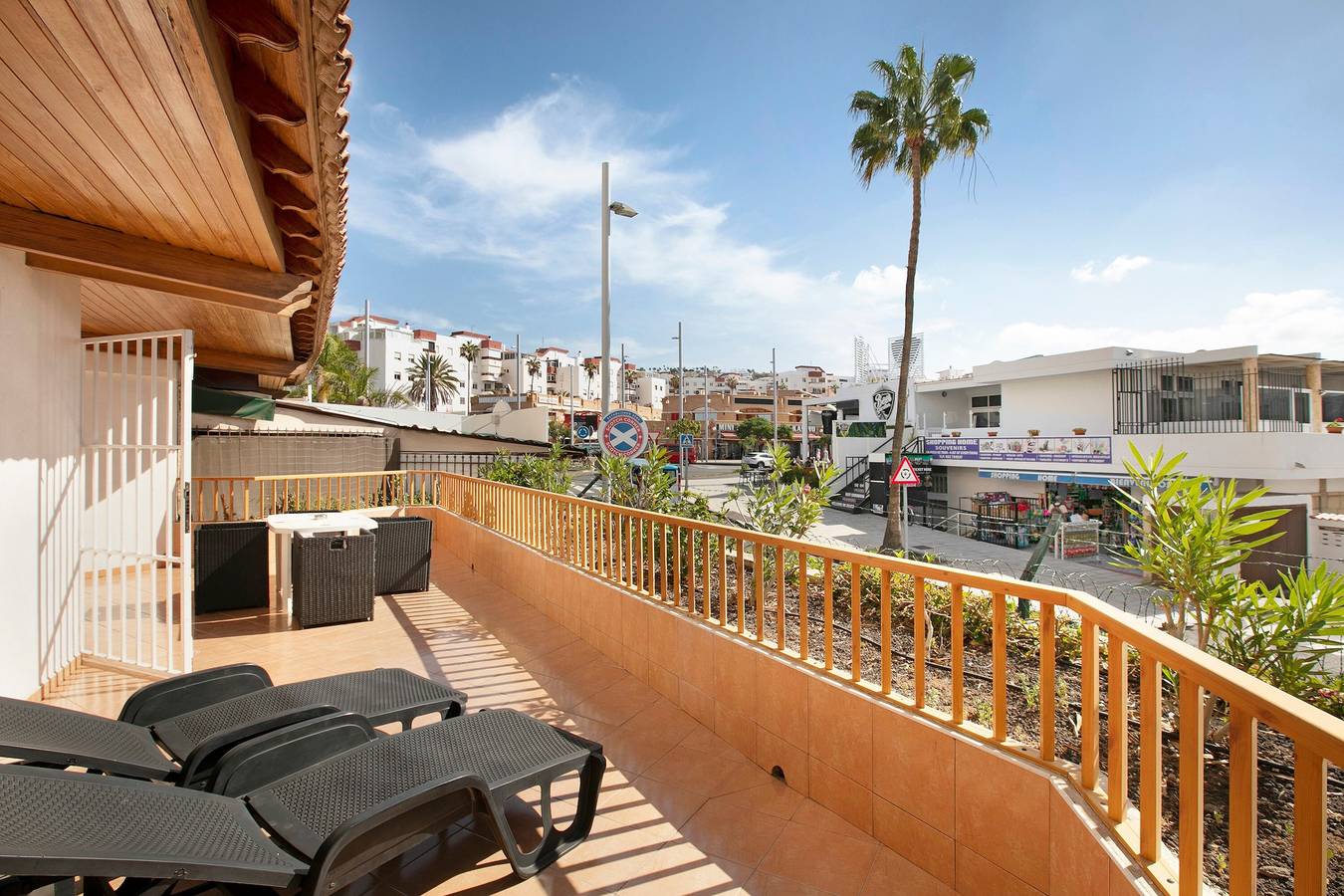 Apartamento entero, Apartamento Vacacional 'Los Geranios 304' con Piscina Compartida, Terraza Privada y Wi-Fi in Playa Puerto Colón, Adeje