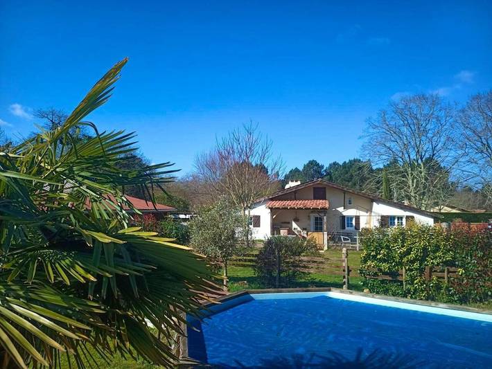 Gîte pour 8 personnes, avec piscine à Pouydesseaux