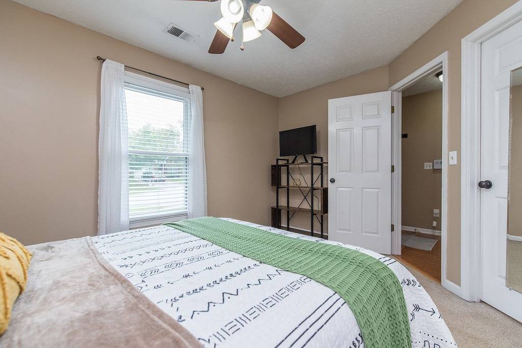 Relaxing Hot Tub | S’mores Fire Pit | Garage in Lexington, Kentucky