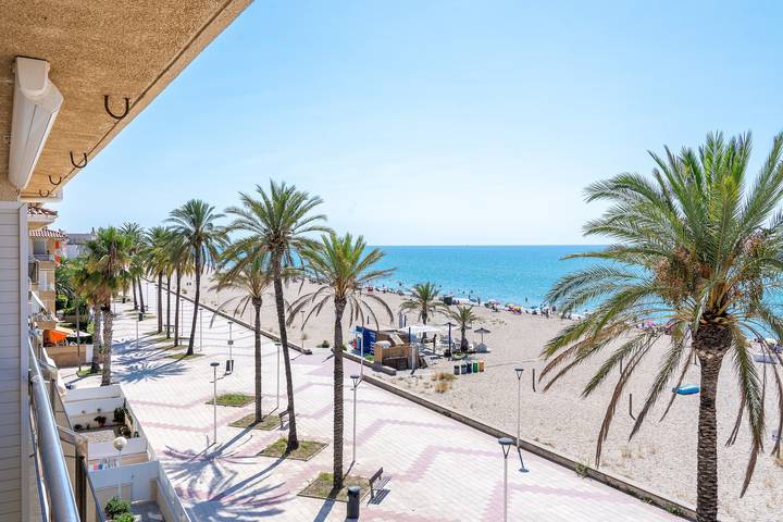 Apartamento entero, Apartamento "Coral Beach by Pat" con vistas al mar, piscina compartida y Wi-Fi in Platja de les Madrigueres (el Vendrell), Vendrell