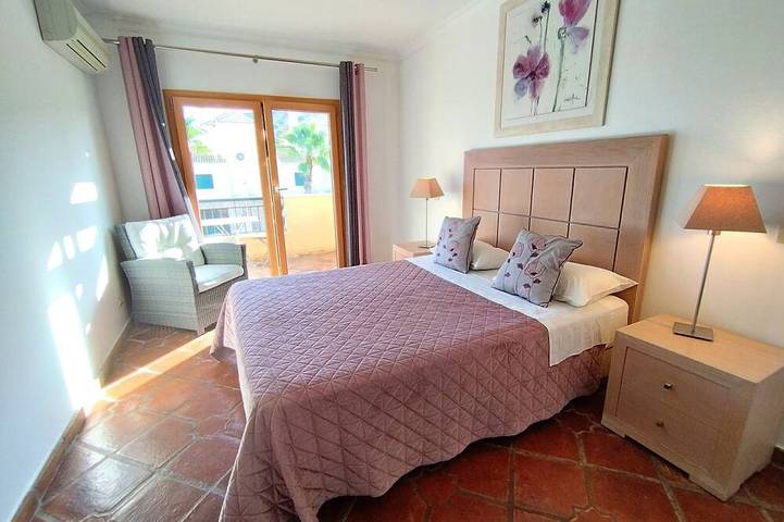 DomusIberica Burgau, 2 Schlafzimmer Haus mit A / C, privatem Pool, zu Fuß zum Strand! in Praia do Burgau, Budens