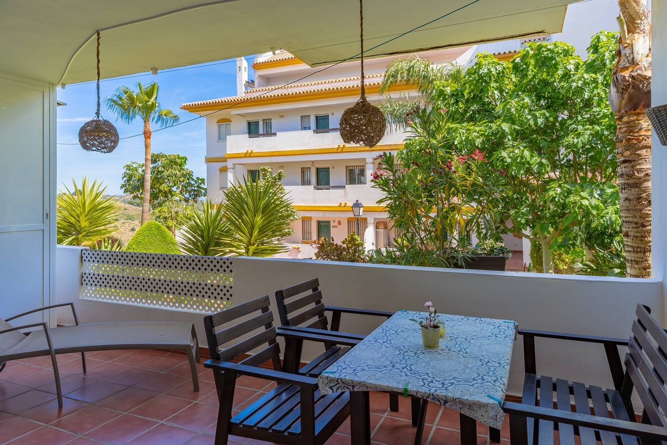 Entire apartment, Apartment 'En Calanova Golf' with Shared Pool, Wi-Fi, and Air Conditioning in La Cala de Mijas, Mijas