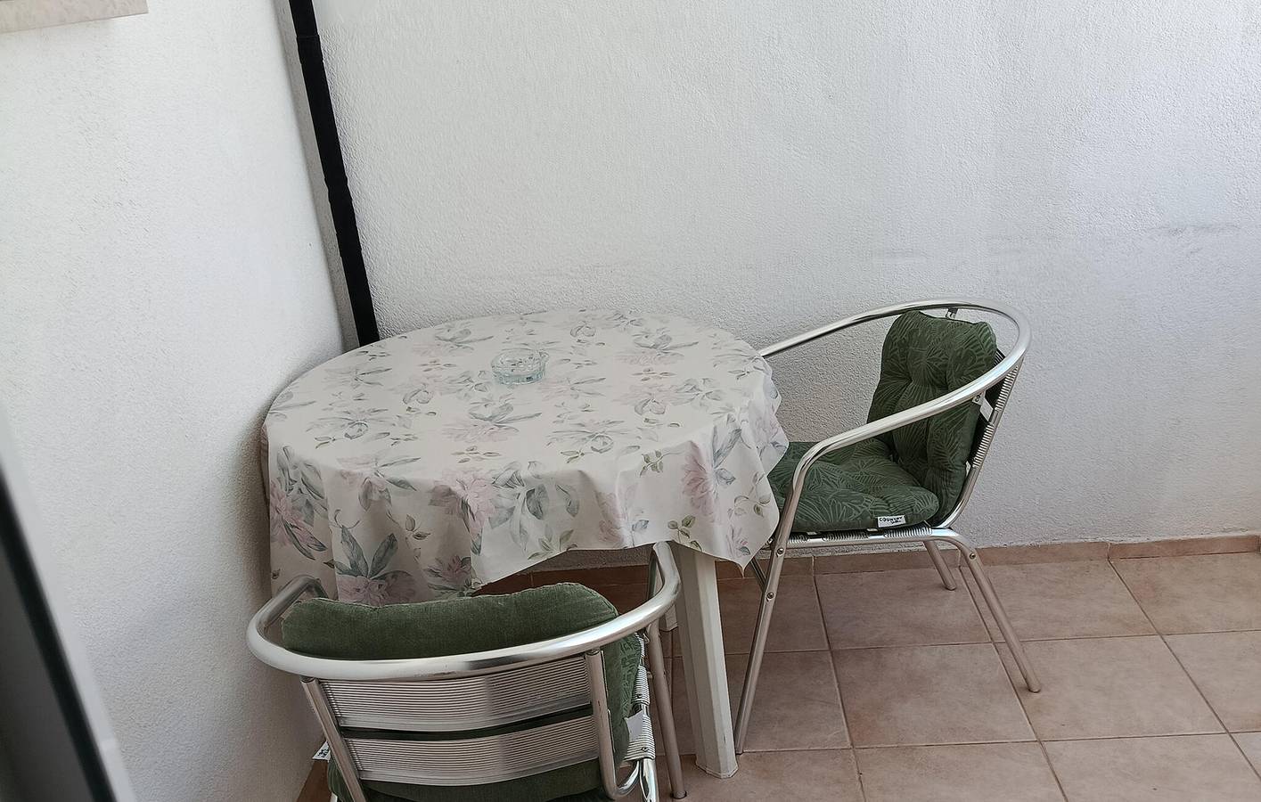 Ganze Ferienwohnung, Urlaub am Meer: Gemütliche Ferienwohnung mit Terrasse und WLAN, 400 m vom Strand entfernt in Pirovac, Šibenik-Knin