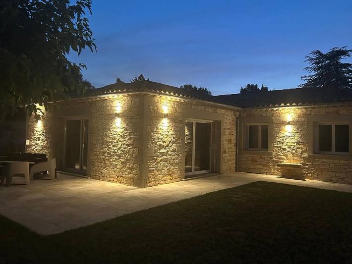 Location de vacances pour 10 personnes, avec vue ainsi que jardin et piscine à Saint-Privat-de-Champclos - 2