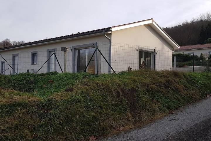 Location de vacances pour 8 personnes, avec Terrasse ainsi que Jardin et Vue à Assieu