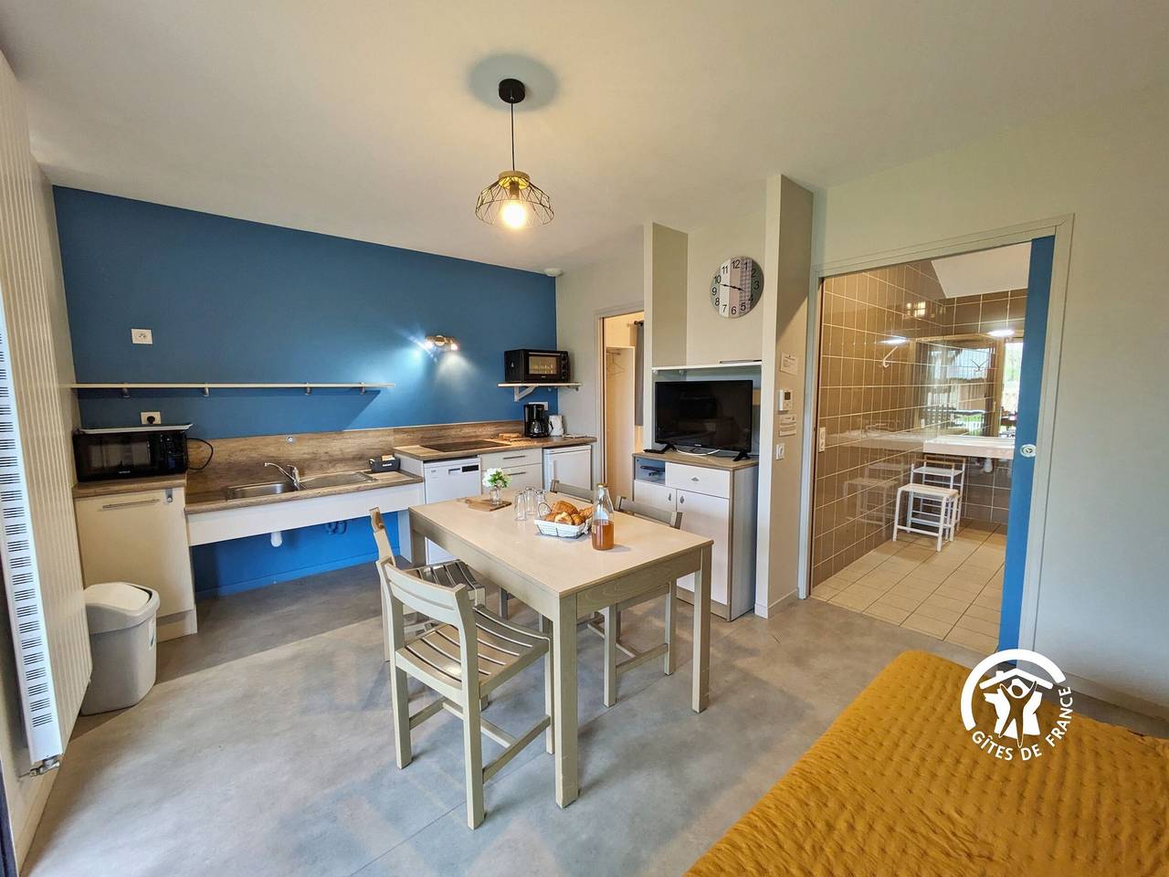 Chalet Pmr sur Plan d'Eau avec Ponton Privatif – 4 à 6 Pers – Parfait pour Familles et Pêcheurs in Villiers-Charlemagne, Mayenne