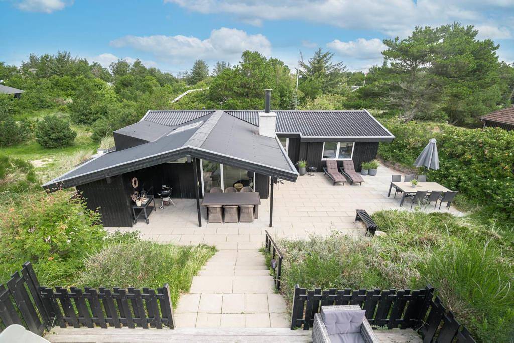 Einzigartiges Ferienhaus auf einem großen, hügeligen Naturgrundstück bei Henne Strand. in Henne, Varde
