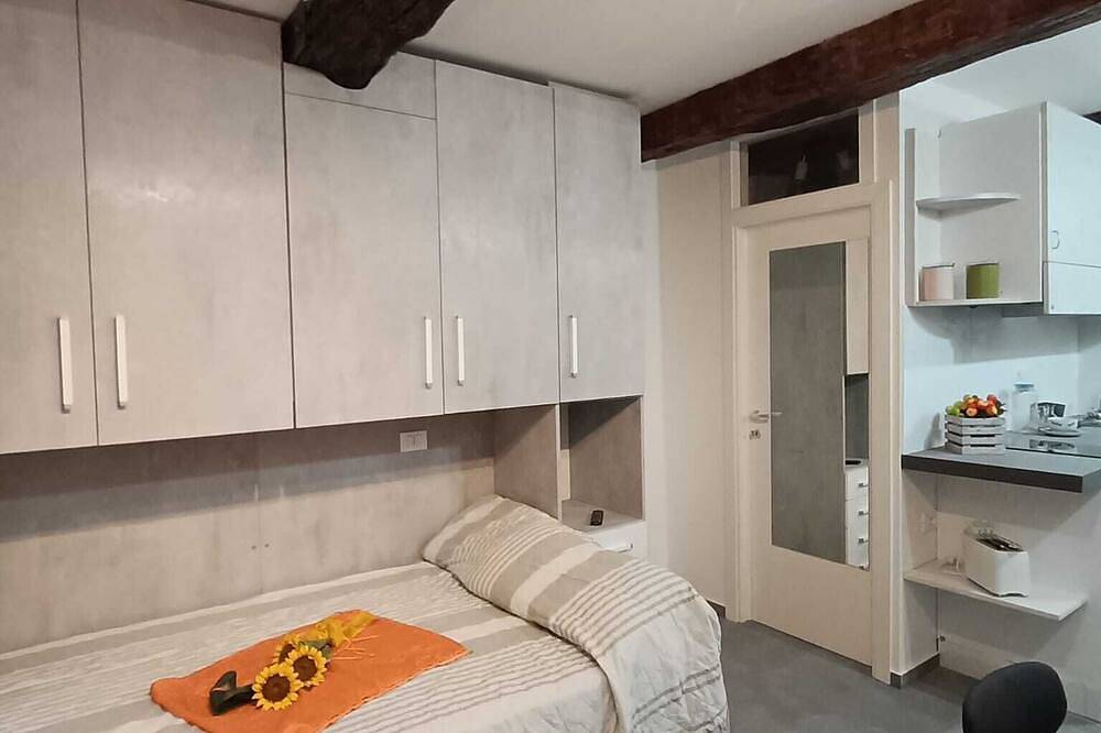 Entire apartment, Romantic Accommodation In The Historic Center in Urbino, Valle del Metauro