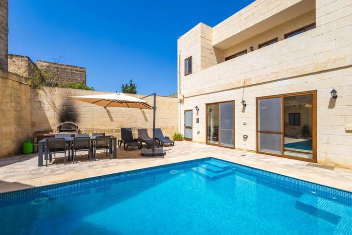 Location de vacances pour 19 personnes, avec vue ainsi que piscine et terrasse, animaux acceptés dans Sannat