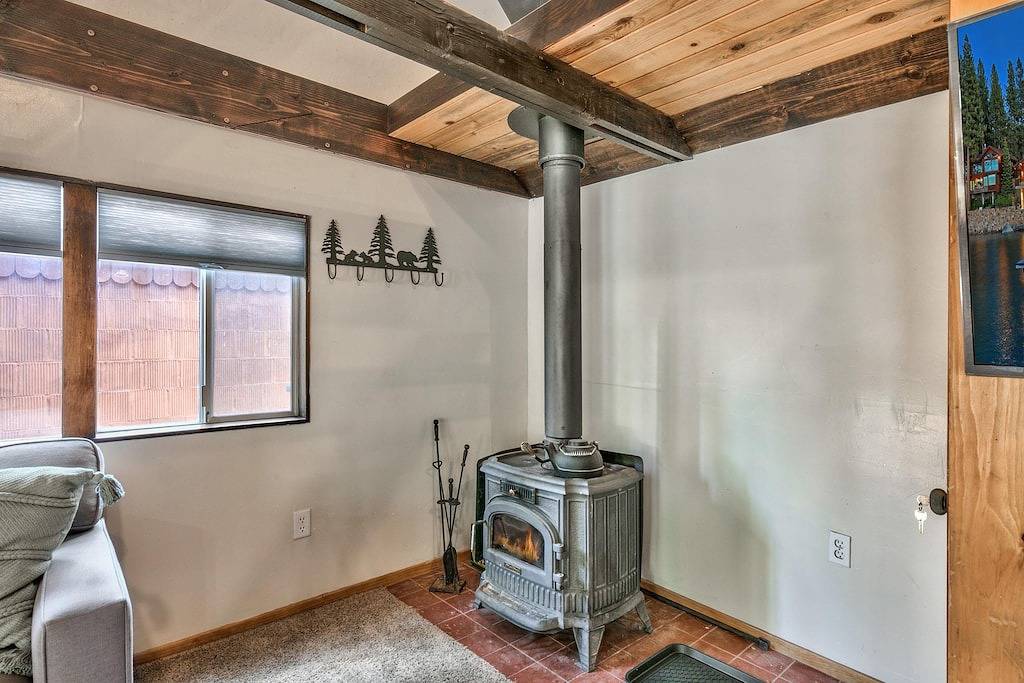 Larch Chalet- 1Br, 1Ba 2 Min to Heavenly, Hot Tub in Bijou Park, South Lake Tahoe