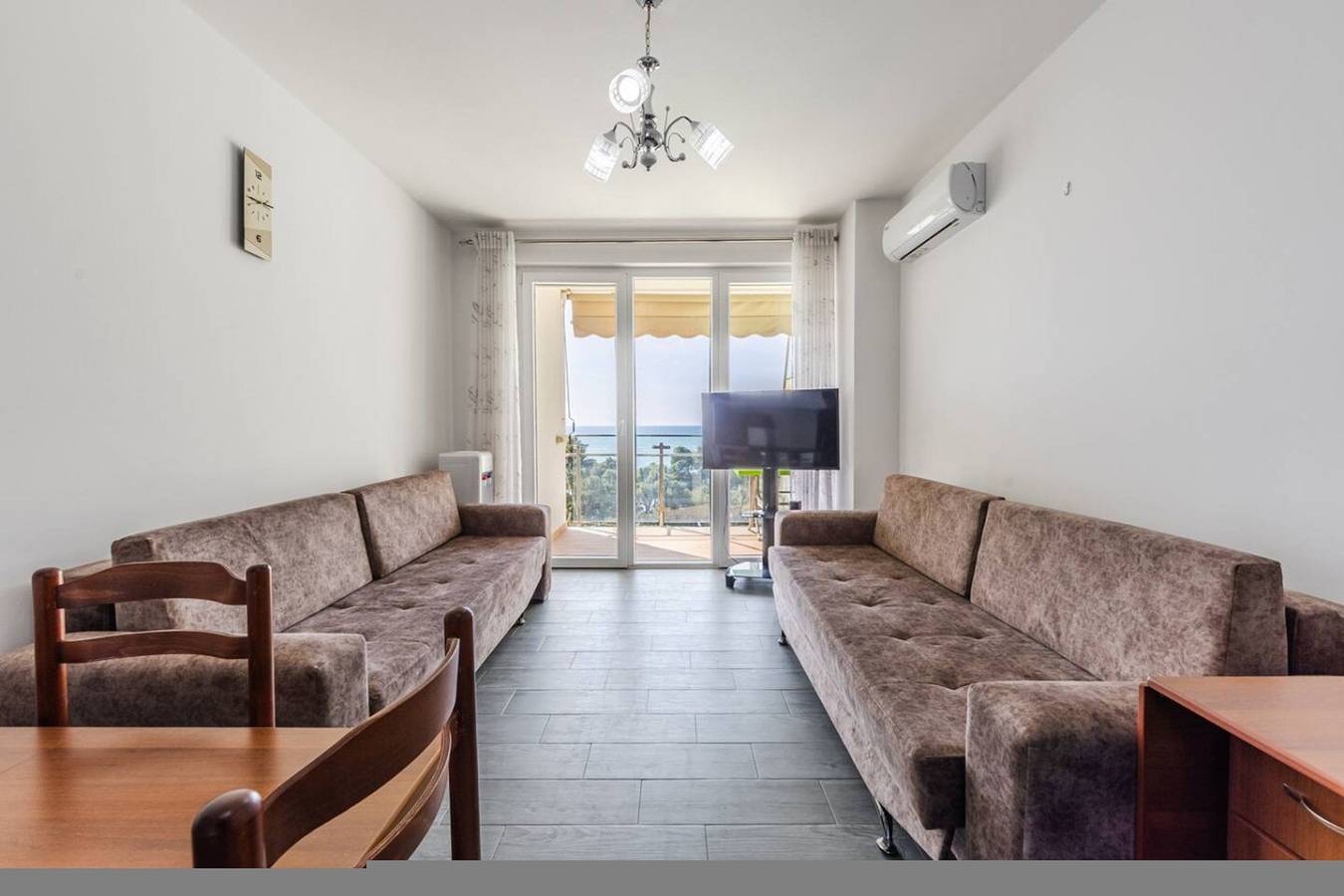 Ganze Wohnung, Beachfront Apartment with Pool Access in Shëngjin, Lezhë