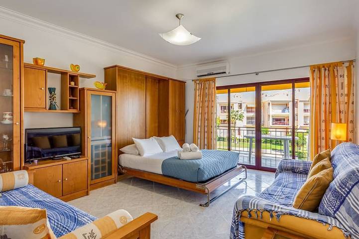 Ganze Wohnung, Serene Apartment W/ Balcony and Pool by LovelyStay in Quarteira, Faro Distrikt