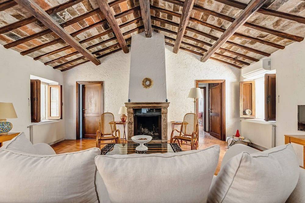 Entire apartment, Lake Bracciano Medieval Borgo - Charming Home - Aircond. Wifi in Bracciano, Lake Bracciano