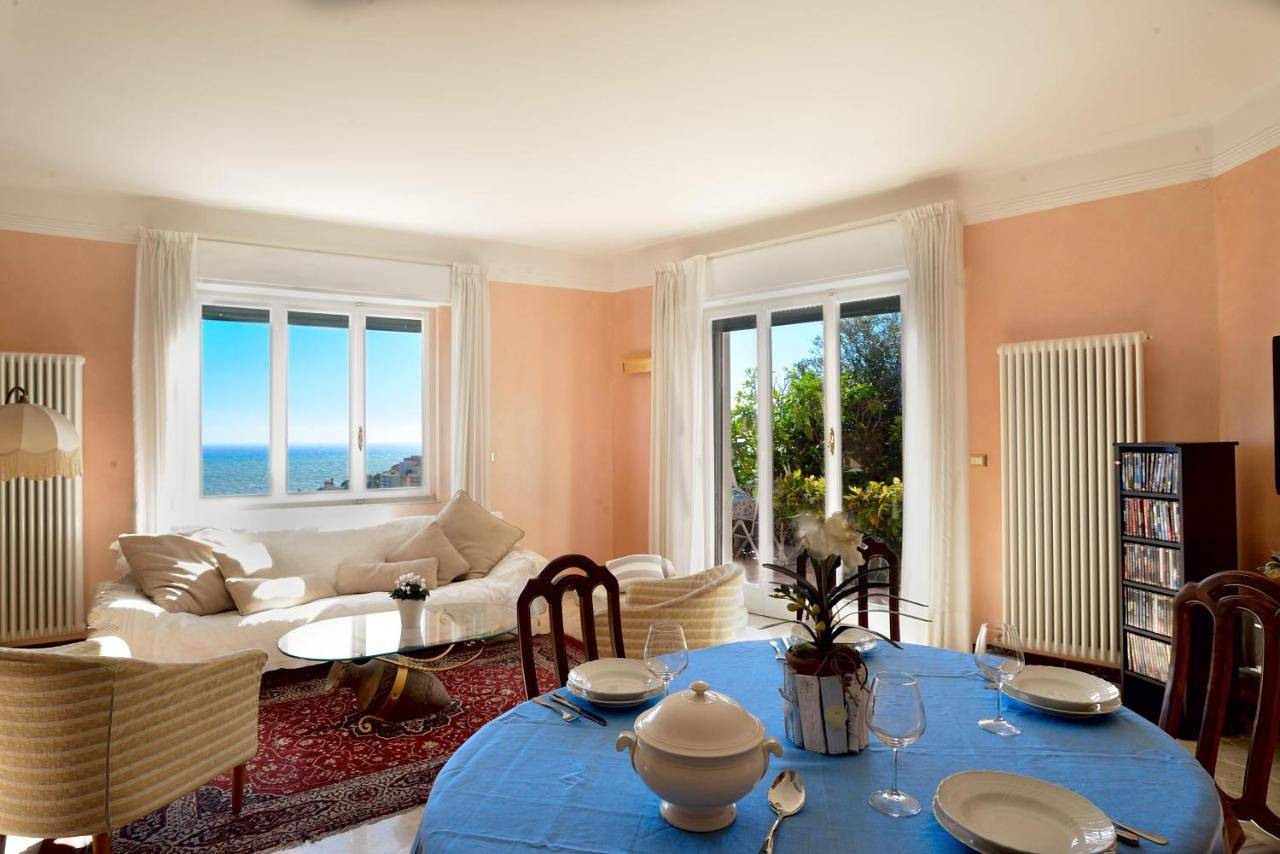 Casa vista mare con wifi, Ac nelle 4 camere da letto e parcheggio privato in Porto Maurizio, Imperia