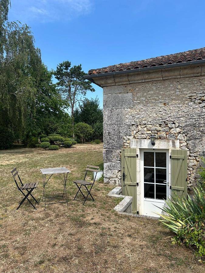 Location de vacances pour 2 personnes, avec Terrasse et Jardin ainsi que Piscine et Vue à La Chapelle-Faucher - 2