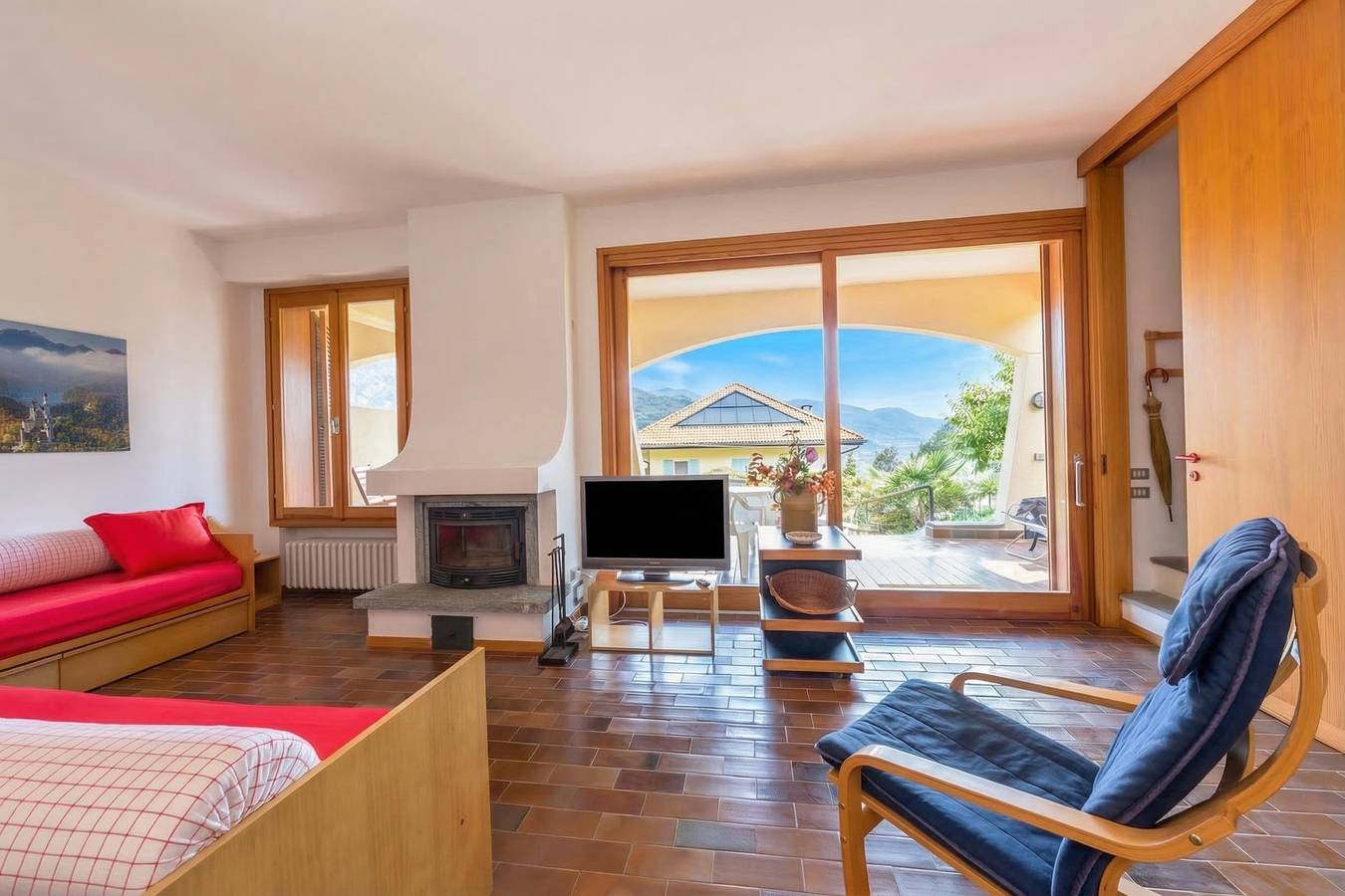 Sunset in Ranco: Lakeview Townhouse with Private Garden in Spiaggia Caravalle, Ranco