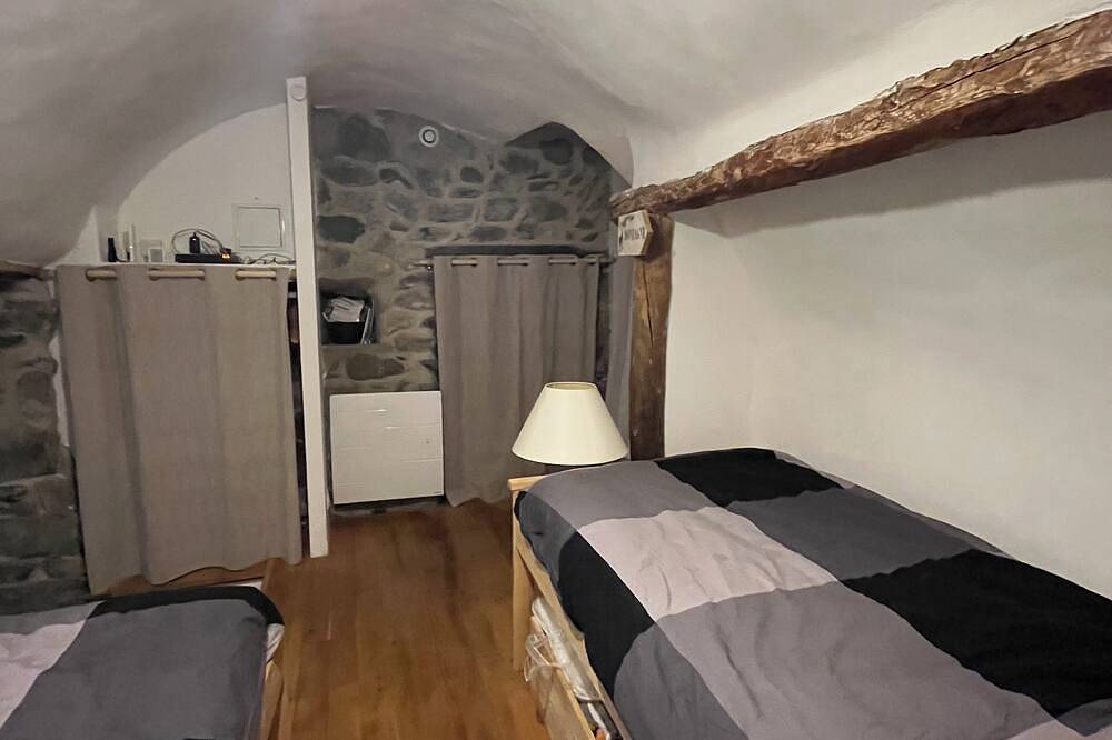 Ganze Wohnung, Charnant Village center apartment with courtyard in Saint-Étienne-de-Tinée, Nizza und Umgebung