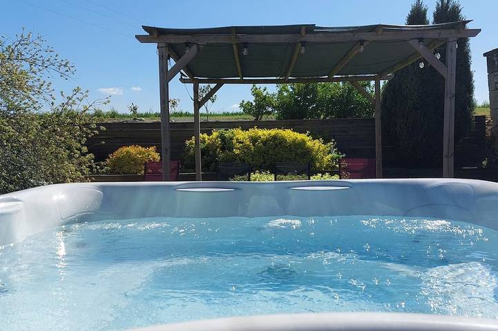 Location de vacances pour 7 personnes, avec jardin ainsi que terrasse et jacuzzi à Lerné