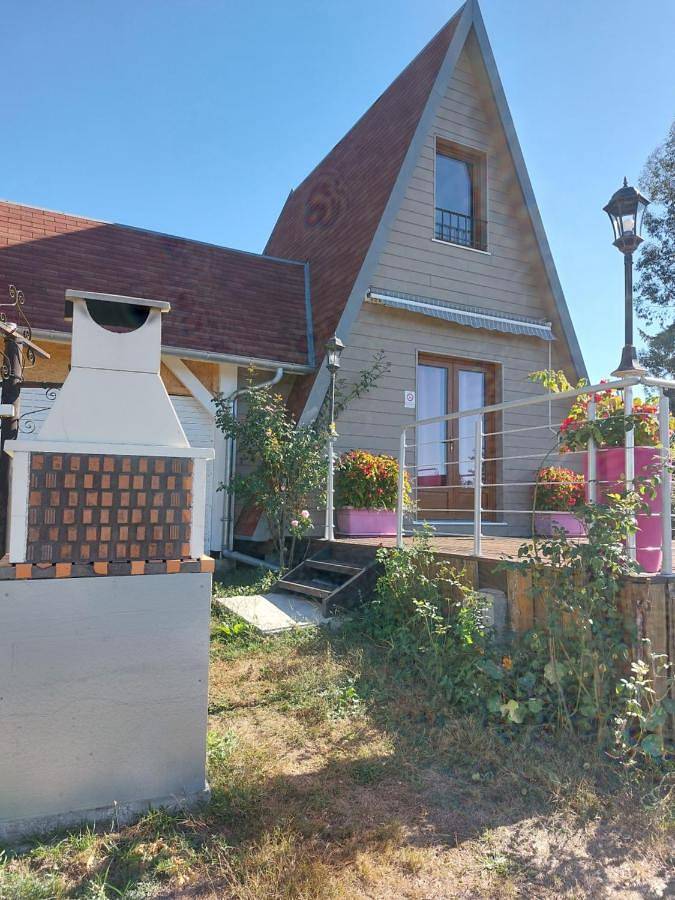 Chalet pour 4 personnes, avec Jacuzzi et Terrasse ainsi que Jardin et Piscine