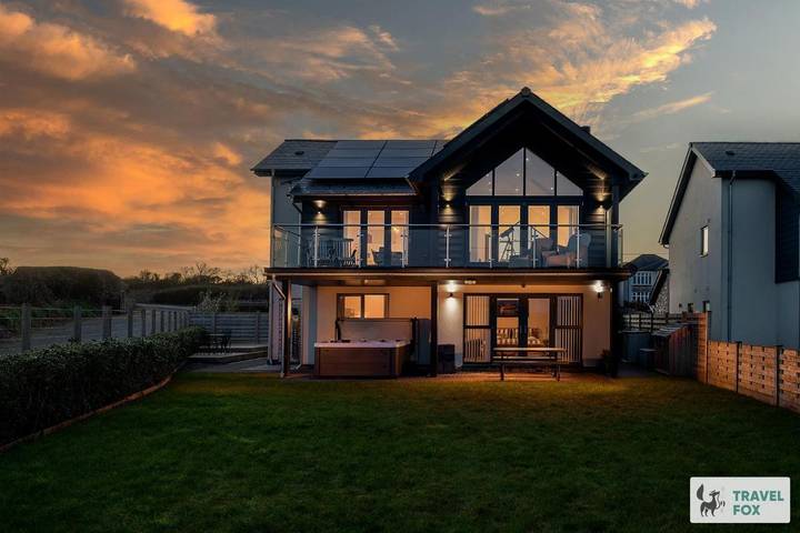 Holiday rental for 9 people, with Balcony and Hot tub as well as Terrace and View in Moelfre